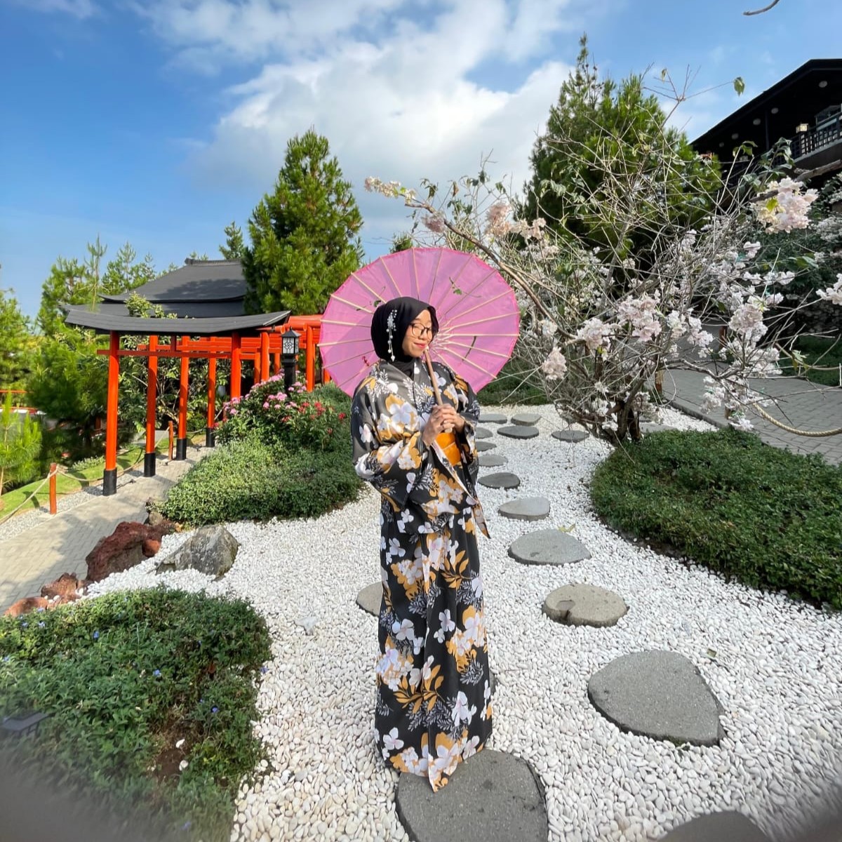 Model mengenakan kimono di taman Jepang Arunika